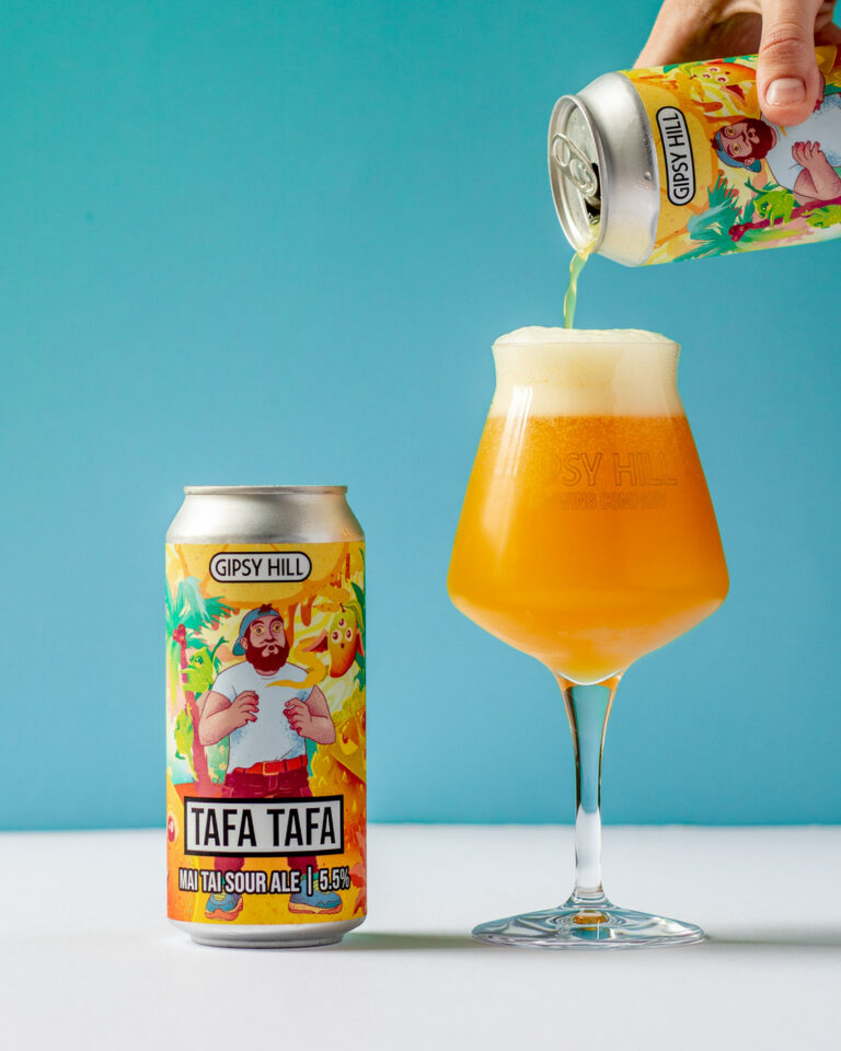 Illustration de Shotopop: canette illustrée de bière versée dans un verre, ambiance tropicale et colorée pour Gipsy Hill